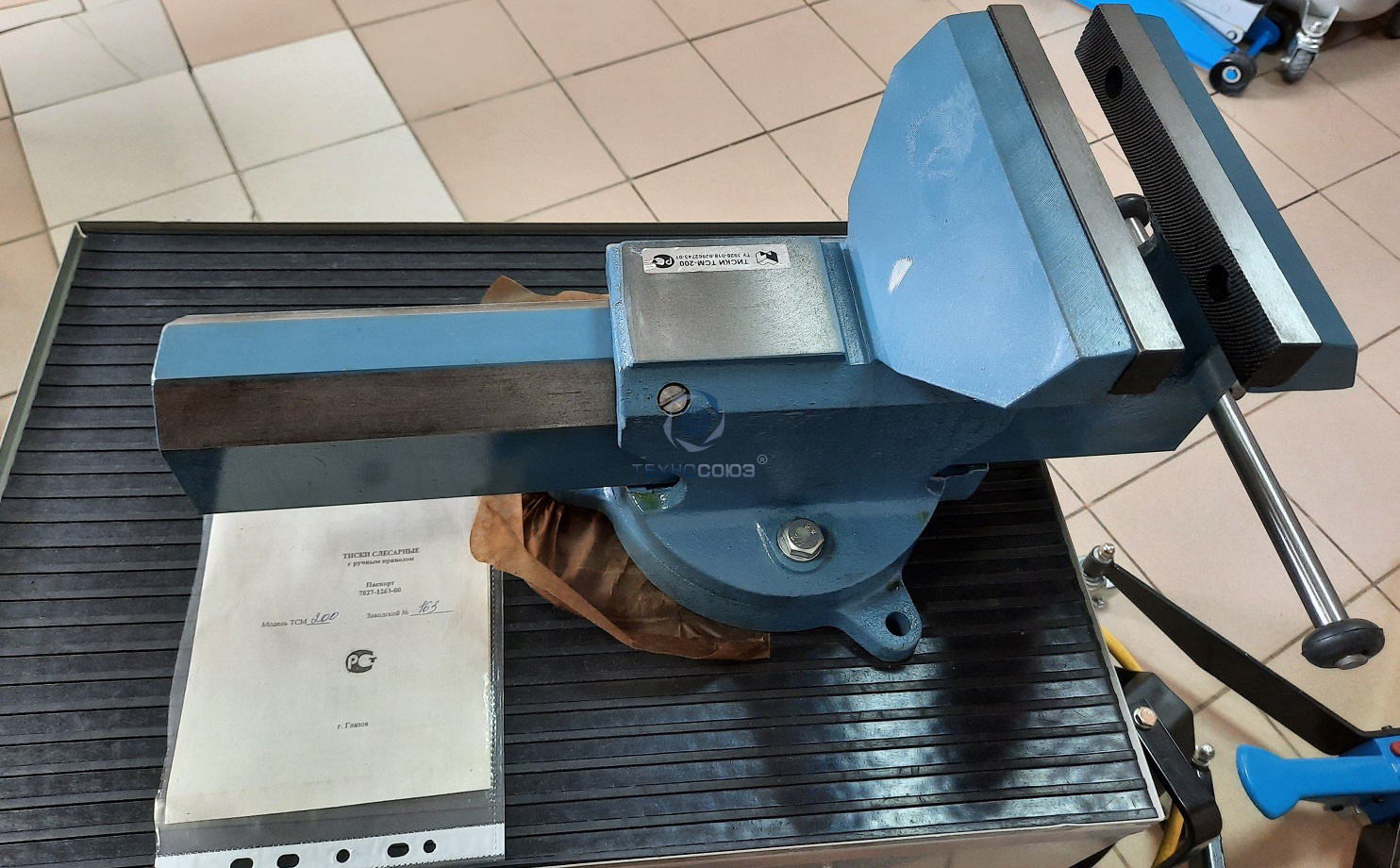 Тиски слесарные 200 мм, цены в Москве